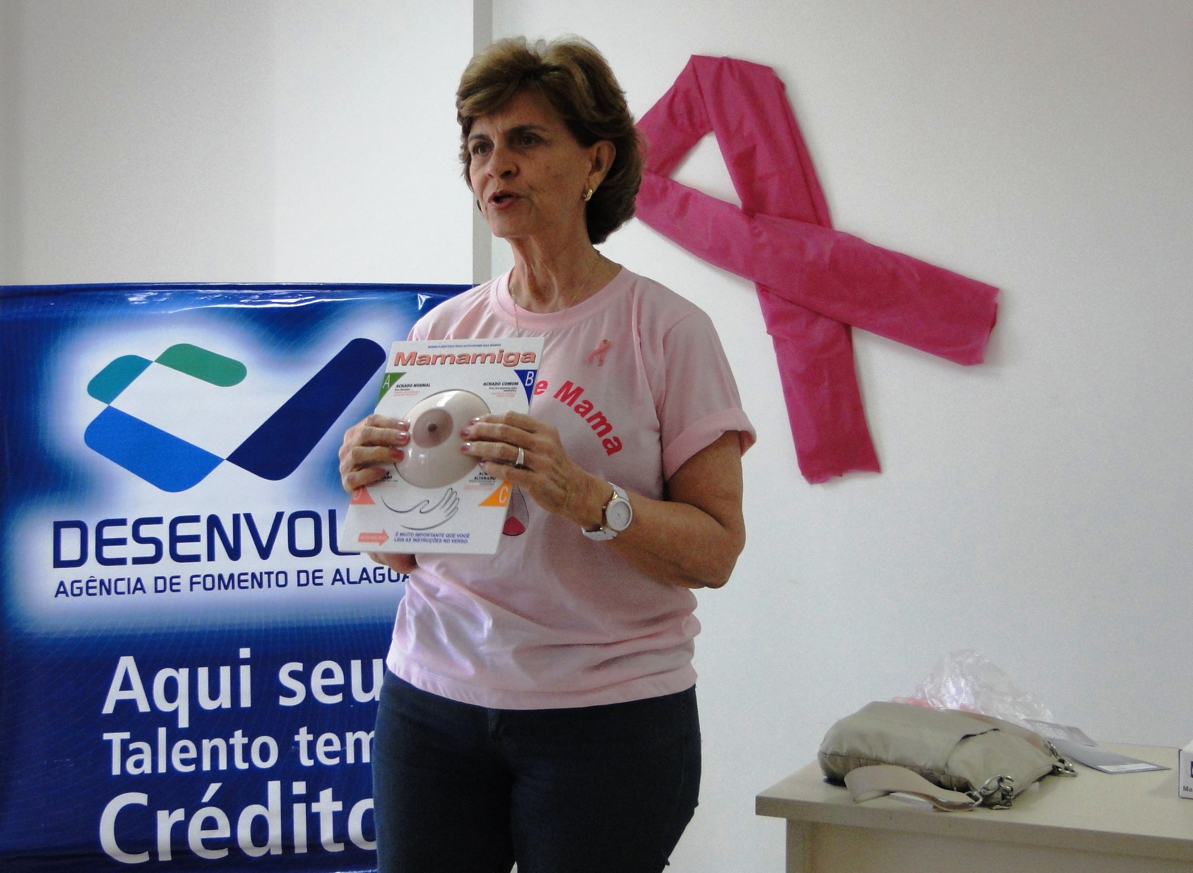 Palestra sobre o câncer de mama marca Outubro Rosa na Desenvolve